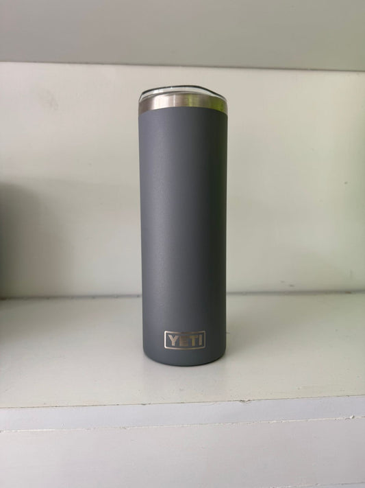 YETI Skinny 20oz, color gris tapa antiderrame